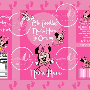 Pu&ograve; includere: Sacchetto di patatine per baby shower rosa e bianco con un personaggio di topo dei cartoni animati. Il sacchetto ha il testo "Oh Toodles Name Here Is Coming" e "Welcoming Baby Name Herd".