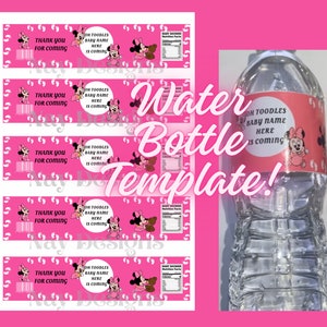 Pu&ograve; includere: Etichette per bottiglie d'acqua rosa e bianche con un'immagine di cartone animato di Topolino e Minnie Mouse. Il testo sull'etichetta dice "Oh Toodles Baby Name Here is Coming".