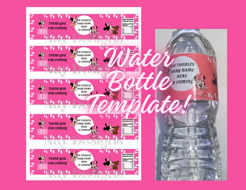 Pu&ograve; includere: Etichette per bottiglie d'acqua rosa e bianche con un'immagine di cartone animato di Topolino e Minnie Mouse. Il testo sull'etichetta dice "Oh Toodles Baby Name Here is Coming".