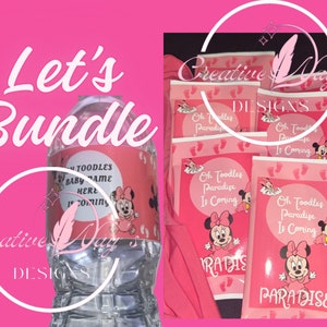 Pu&ograve; includere: Un set di bomboniere per baby shower rosa e bianco a tema Minnie Mouse. Il set include un'etichetta per bottiglia d'acqua, una borsa per bomboniere e un'etichetta per bomboniere. Le etichette e le etichette presentano un design rosa e bianco di Minnie Mouse con il testo "Oh Toodles Paradise Is Coming".