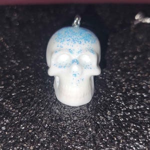 Skull keychain, white with blue glitter