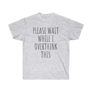 Lustiges Spruch Bedrucktes T-Shirt Unisex Ultra Cotton T-Shirt Please wait while I overthink this
