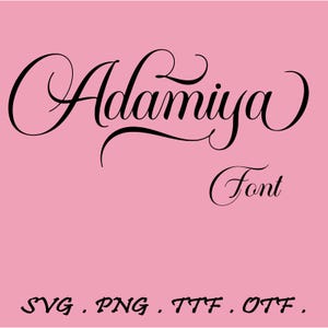 Puede incluir: Fondo rosa con la palabra "Adamiya" en elegante escritura negra, con "Font" debajo. La parte inferior de la imagen muestra "SVG . PNG . TTF . OTF" en negro.
