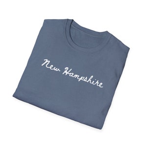 Camiseta rústica New Hampshire SoftStyle - Camiseta - Vive libre o muere - Caminata - Pescado - Montañas - Nueva Inglaterra - Guión - Cómodo - 603 - Vida silvestre