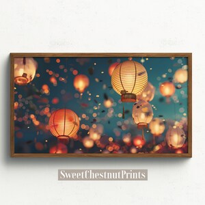 Peut inclure: Une photographie d'une collection de lanternes en papier rouge et blanc suspendues au plafond. Les lanternes sont éclairées et créent une ambiance chaleureuse et accueillante. L'arrière-plan est un ciel bleu flou avec des confettis blancs.
