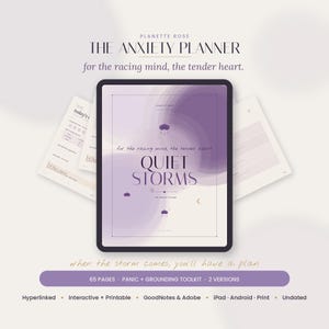 Può includere: Un'agenda digitale intitolata The Anxiety Planner: Quiet Storms, con una copertina astratta viola e icone di nuvole e luna. Il display mostra 65 pagine, un toolkit per il panico e il radicamento e due versioni. Testo: for the racing mind, the tender heart.