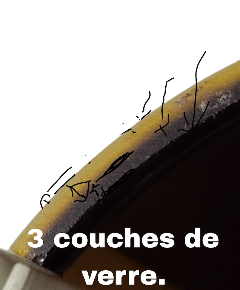 K&ouml;nnte beinhalten: Nahaufnahme des Randes eines gelben und schwarzen Glasobjekts. Der Text "3 couches de verre" ist unten im Bild sichtbar.