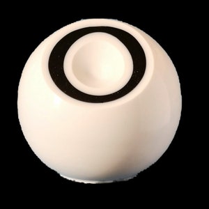 K&ouml;nnte beinhalten: Wei&szlig;e Keramik-Kugel mit einem schwarzen Ring um die Oberseite. Die Kugel hat ein kleines Loch in der Mitte.