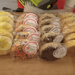 Asortyment ciastek, lukrowanych ciasteczek, centrum przekąsek, talerz na przyjęcie, próbka, prezent firmowy, dzień otwarty, pakiet opiekuńczy, pudełko prezentowe
