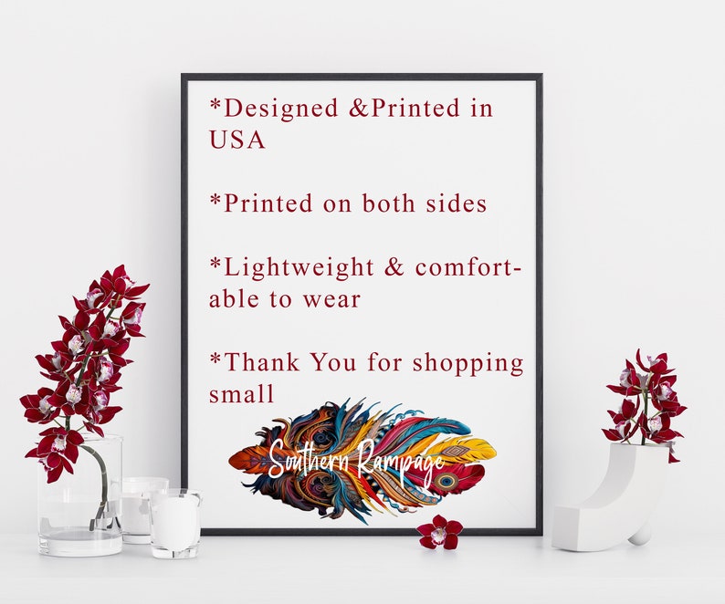 Pu&ograve; includere: Un design di piume colorato con il testo "Southern Rampage" stampato su uno sfondo bianco. Il testo "Designed & Printed in USA", "Printed on both sides", "Lightweight & comfortable to wear" e "Thank You for shopping small" &egrave; anche stampato sullo sfondo bianco.