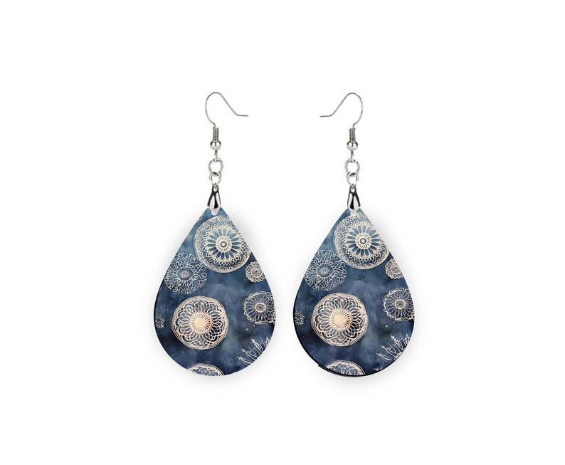 Pu&ograve; includere: Un paio di orecchini a goccia d'argento con un motivo mandala blu e bianco.