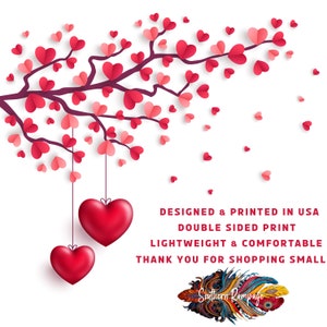 Pu&ograve; includere: Un albero di carta a forma di cuore rosa e rosso con due cuori rossi appesi ai rami. Il testo sottostante recita "DESIGNED & PRINTED IN USA DOUBLE SIDED PRINT LIGHTWEIGHT & COMFORTABLE THANK YOU FOR SHOPPING SMALL Southern Rampage".