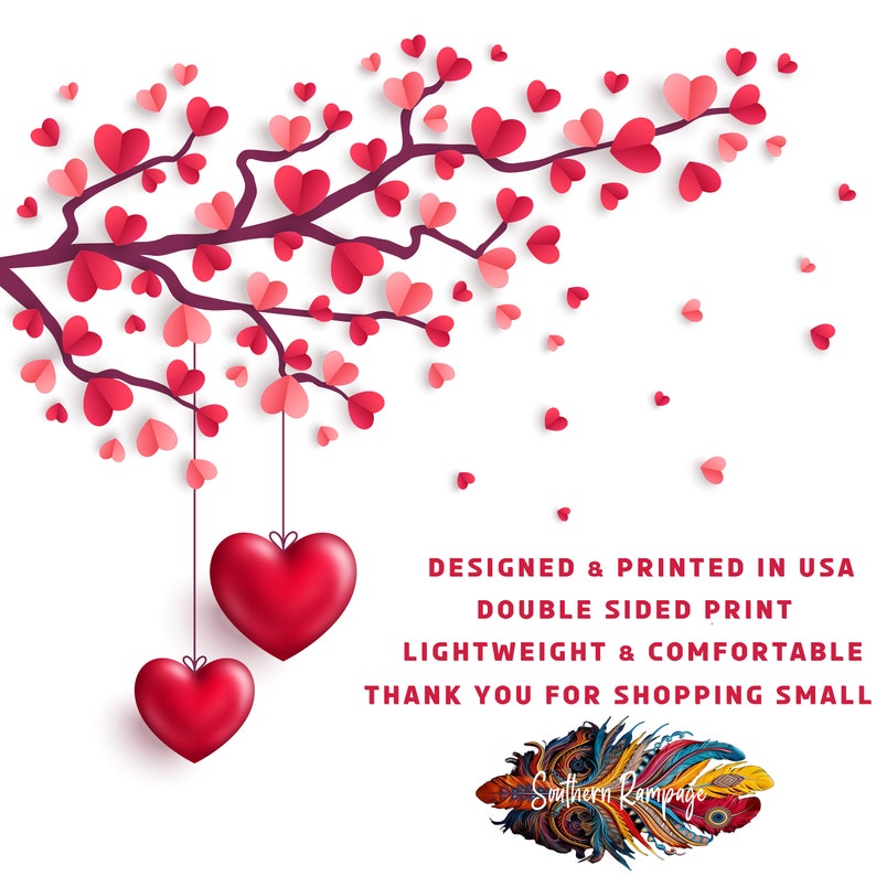 Pu&ograve; includere: Un albero di carta a forma di cuore rosa e rosso con due cuori rossi appesi ai rami. Il testo sottostante recita "DESIGNED & PRINTED IN USA DOUBLE SIDED PRINT LIGHTWEIGHT & COMFORTABLE THANK YOU FOR SHOPPING SMALL Southern Rampage".