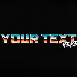 以下が含まれることがあります： 黒い背景に、レトロな80年代風の「YOUR TEXT HERE」という文字。テキストは、ティール、オレンジ、シルバーのグラデーションで、影の効果があります。「HERE」という単語は、白い様式化されたフォントです。