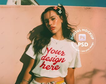 Maqueta PSD realista de camiseta blanca, exhibición de ropa de modelo femenina