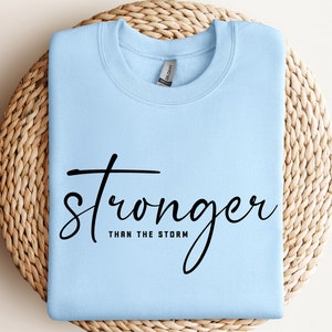 Más fuerte que la tormenta svg, fe SVG PNG, svg inspirador, cita positiva svg, camisas de moda, archivo cortado para cricut