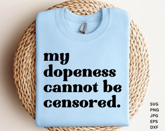 以下が含まれることがあります： 薄い青色のスウェットシャツに、黒い文字で「my dopeness cannot be censored.」と書かれています。