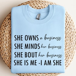 Elle est propriétaire d'une entreprise, elle pense à son entreprise SVG, elle est moi SVG, citations positives Svg, affirmation de femme, motivation Svg, femme forte