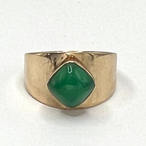 Chrysoprase Ring, Vintage Wide Band, 8 karat German gold, 333 Hallmark, Unique Band, Vivid Green.  R-13