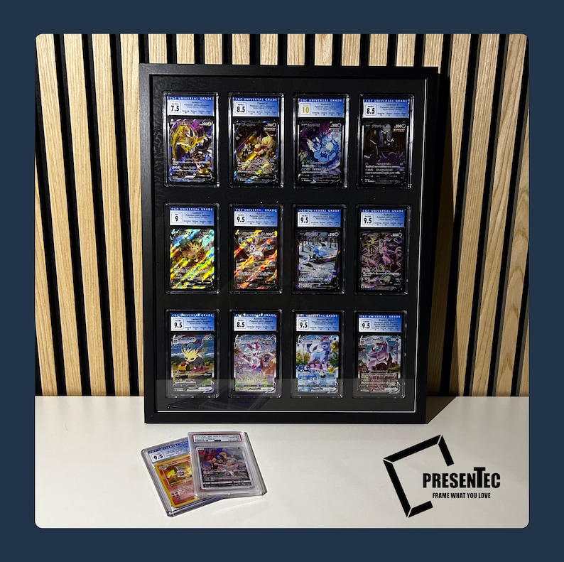 Pu&ograve; includere: Una cornice nera con 12 porta carte in plastica trasparente, ciascuna contenente una carta da gioco di Pokemon. Le carte sono classificate con un numero da 7,5 a 9,5. La cornice &egrave; su una superficie di legno con una superficie bianca sottostante. Il testo "PRESENTEC FRAME WHAT YOU LOVE" &egrave; sulla superficie bianca.