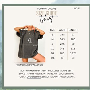 Puede incluir: Gu&iacute;a de tallas para una camiseta Comfort Colors, con medidas en cent&iacute;metros. La modelo lleva una XL. La tabla de tallas incluye las tallas S, M, L, XL, 2XL y 3XL, con las medidas correspondientes de ancho y largo. El texto aconseja elegir dos o tres tallas m&aacute;s para un ajuste oversize.