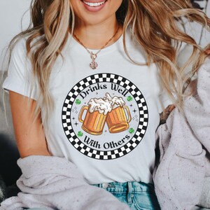St Patricks Day Drinking Shirt, Drinks Well W Others, Irish Pub Shirt, St Patricks Day, St Patricks Day, Saint Patricks Day, Bar Hopping Tee