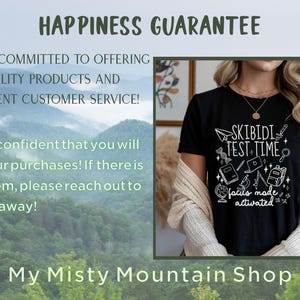 Puede incluir: Camiseta negra con el texto blanco "SKIBIDI TEST TIME", con varios gr&aacute;ficos relacionados con la escuela. La camiseta tambi&eacute;n incluye la frase "focus mode activated". El fondo muestra un paisaje monta&ntilde;oso y el texto "HAPPINESS GUARANTEE".