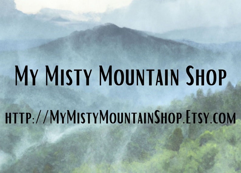 Pode incluir: Imagem com o texto "My Misty Mountain Shop" em preto sobre um fundo de paisagem montanhosa nebulosa. A URL da loja Etsy &eacute; exibida abaixo.