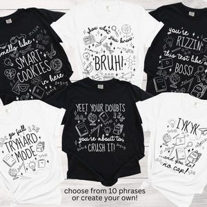 Puede incluir: Colecci&oacute;n de camisetas gr&aacute;ficas en blanco y negro con varias frases e ilustraciones tem&aacute;ticas escolares. Los dise&ntilde;os incluyen frases como "Smart Cookies", "Bruh" y "Yeet Your Doubts". Las camisetas son perfectas para estudiantes.
