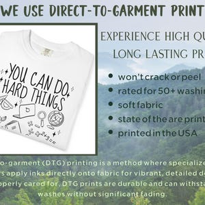Puede incluir: Camiseta blanca con la frase negra "YOU CAN DO HARD THINGS" e ilustraciones escolares. La imagen tambi&eacute;n incluye informaci&oacute;n sobre la impresi&oacute;n directa a la prenda, destacando sus beneficios, como impresiones duraderas y tejido suave.