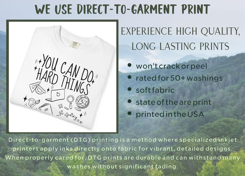 Puede incluir: Camiseta blanca con la frase negra "YOU CAN DO HARD THINGS" e ilustraciones escolares. La imagen tambi&eacute;n incluye informaci&oacute;n sobre la impresi&oacute;n directa a la prenda, destacando sus beneficios, como impresiones duraderas y tejido suave.