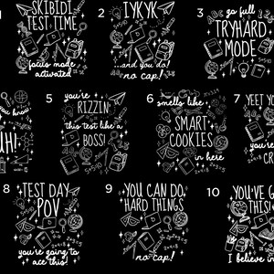 Puede incluir: Dise&ntilde;os gr&aacute;ficos negros con texto e ilustraciones blancas sobre fondo negro. Los dise&ntilde;os incluyen frases como "SKIBIDI TEST TIME", "IYKKYK", "TRYHARD MODE" y "BRUH!" con im&aacute;genes escolares.