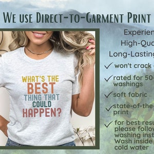 Puede incluir: Una camiseta gris jaspeada con un gr&aacute;fico colorido que dice "What's the best thing that could happen?" La camiseta est&aacute; siendo modelada por una persona. La imagen tambi&eacute;n incluye texto que describe los beneficios de la impresi&oacute;n directa sobre la prenda, incluyendo que las impresiones son de alta calidad, duraderas y no se agrietar&aacute;n ni se pelar&aacute;n.