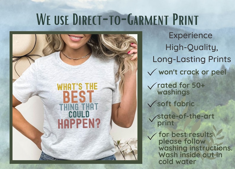 Puede incluir: Una camiseta gris jaspeada con un gr&aacute;fico colorido que dice "What's the best thing that could happen?" La camiseta est&aacute; siendo modelada por una persona. La imagen tambi&eacute;n incluye texto que describe los beneficios de la impresi&oacute;n directa sobre la prenda, incluyendo que las impresiones son de alta calidad, duraderas y no se agrietar&aacute;n ni se pelar&aacute;n.