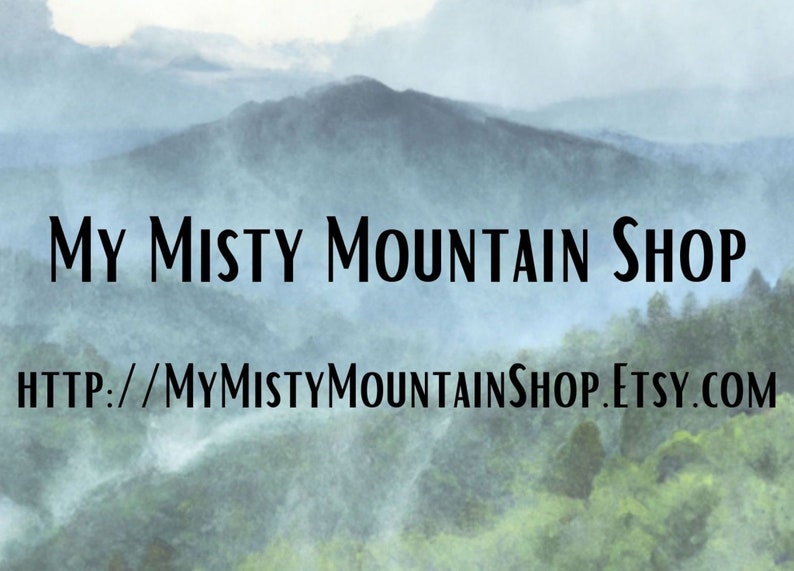 Puede incluir: La imagen presenta el texto "My Misty Mountain Shop" en negro, sobre un fondo de un paisaje monta&ntilde;oso y brumoso. La URL de la tienda Etsy se muestra debajo.