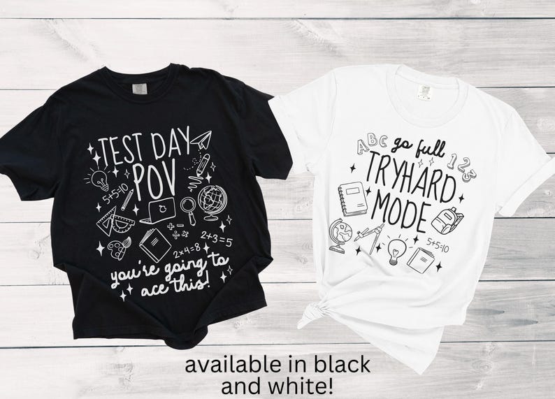 Puede incluir: Dos camisetas, una negra y otra blanca, con gr&aacute;ficos escolares. La camiseta negra dice "TEST DAY POV" con s&iacute;mbolos matem&aacute;ticos y un port&aacute;til. La blanca dice "go full TRYHARD MODE". Disponible en blanco y negro.