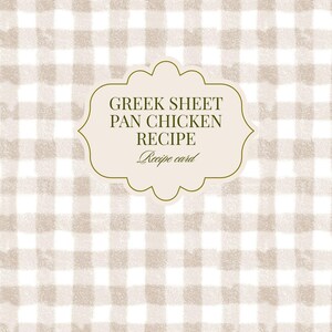 Könnte beinhalten: Eine rechteckige Rezeptkarte mit beigefarbenem und weißem Vichy-Muster. In der Mitte befindet sich ein gewelltes Etikett mit dem Text GREEK SHEET PAN CHICKEN RECIPE und Recipe card. Oben rechts ist ein kleines kreisförmiges Logo The Recipes Library.