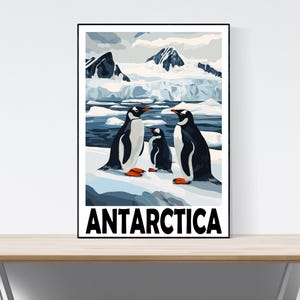 Könnte beinhalten: Ein Vintage-Poster mit drei Pinguinen, die auf einer schneebedeckten Landschaft stehen. Das Poster hat ein blaues und weißes Farbschema und den Text "ANTARCTICA" in fetten schwarzen Buchstaben unten.