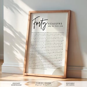 以下が含まれることがあります： 明るい木製フレームの額入りプリント。プリントには、手書きフォントで「Forty reasons why we love you」という言葉が書かれています。タイトルの下には理由のリストがあります。プリントの下部には「Instant Download」と「Editable in Canva」というテキストがあります。