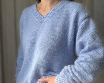 Ręcznie robiony na drutach sweter z angory, dekolt w serek, obszerny, puszysty sweter damski, miękki, puszysty, ciepły i przytulny, zimowy prezent dla niej
