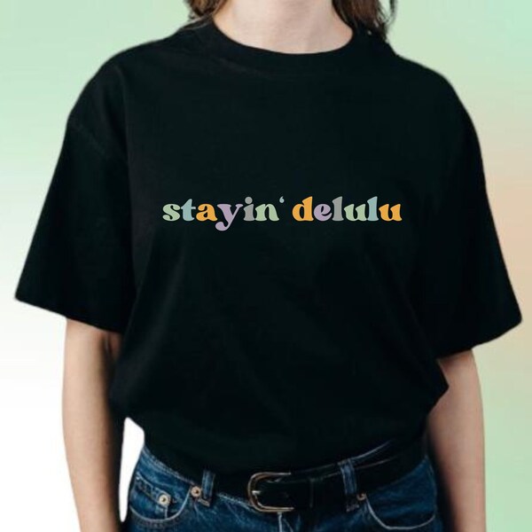 Stayin' Delulu Bella + Canvas 3001 T-shirt unisexe à manches courtes en jersey pour femmes T-shirt ample pour femmes T-shirt manifestant Vibes Graphic Merch Top