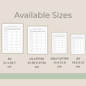 Op de afbeelding: Vier witte weekplanners in A4, US Letter, Half Letter en A5 formaat. Elke planner bevat een raster met kolommen voor ochtend, middag en avond, en rijen voor de dagen van de week. De afmetingen staan in centimeters onder elke planner vermeld.