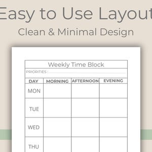 Op de afbeelding: Een wit papier met een wekelijkse tijdsblokindeling. De indeling bevat secties voor elke dag van de week, met kolommen voor ochtend, middag en avond. De tekst "Easy to Use Layout" en "Clean & Minimal Design" staat bovenaan.