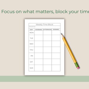 Op de afbeelding: Een wekelijkse tijdsblokplanner met de tekst "Focus on what matters, block your time." De planner is wit met grijze lijnen en een gele potlood met een roze gum. Het bevat secties voor elke dag en tijdvakken.
