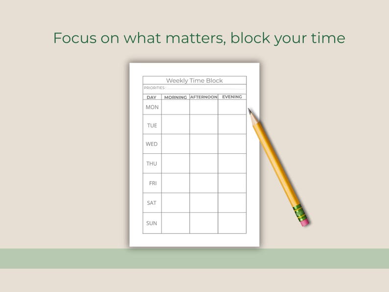 Op de afbeelding: Een wekelijkse tijdsblokplanner met de tekst "Focus on what matters, block your time." De planner is wit met grijze lijnen en een gele potlood met een roze gum. Het bevat secties voor elke dag en tijdvakken.