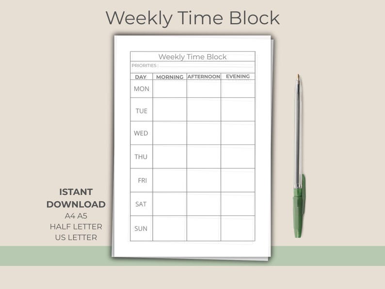 Op de afbeelding: Een wit weekplannerblad met de titel Weekly Time Block met een raster voor de dagen van de week en tijdsblokken voor ochtend, middag en avond, vergezeld van een groene pen. De tekst luidt Weekly Time Block, Priorities, Day, Morning, Afternoon, Evening, Mon, Tue, Wed, Thu, Fri, Sat, Sun.