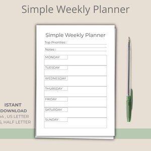 Può includere: Un semplice pianificatore settimanale con il titolo "Simple Weekly Planner". Include sezioni per ogni giorno della settimana, note e priorità principali. Una penna verde è a destra del pianificatore.