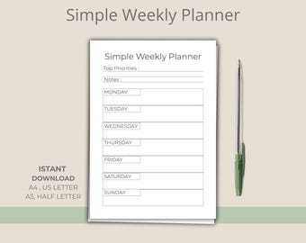 Op de afbeelding: Een eenvoudige weekplanner met de titel "Simple Weekly Planner". Het bevat secties voor elke dag van de week, notities en topprioriteiten. Een groene pen ligt rechts van de planner.