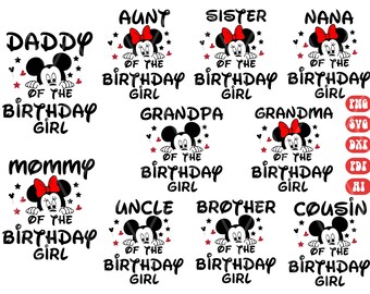 以下が含まれることがあります： 「お誕生日おめでとう」の文字と赤いリボンをつけた漫画のネズミが描かれた、10種類の印刷可能なデザインのセット。デザインには、「パパ」「ママ」「おば」「姉」「おばあちゃん」「おじいちゃん」「おばあちゃん」「おじ」「兄」「いとこ」など、さまざまな家族の称号が書かれています。