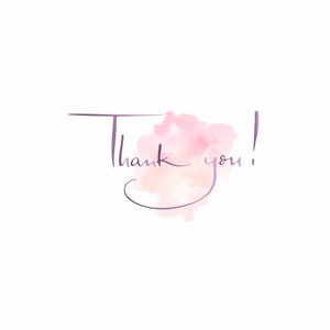 K&ouml;nnte beinhalten: Wei&szlig;er Hintergrund mit den Worten "Thank you!" in handschriftlichem Stil. Der Text ist dunkelviolett, mit einer aquarellartigen rosa- und pfirsichfarbenen Wolke hinter dem Wort "you".